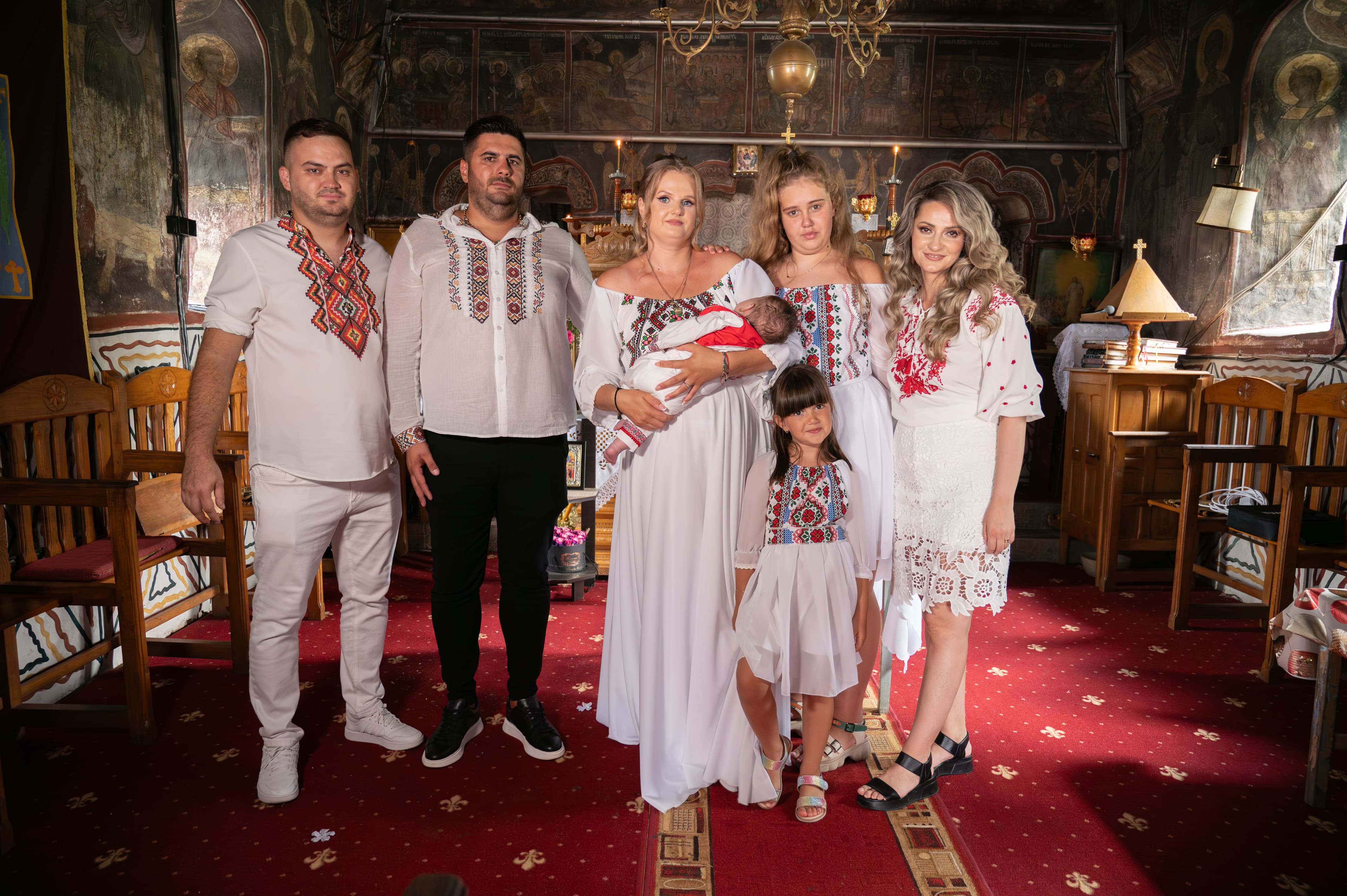 Fotograf botez - Pictoria Team - portret de familie cu bebelușul