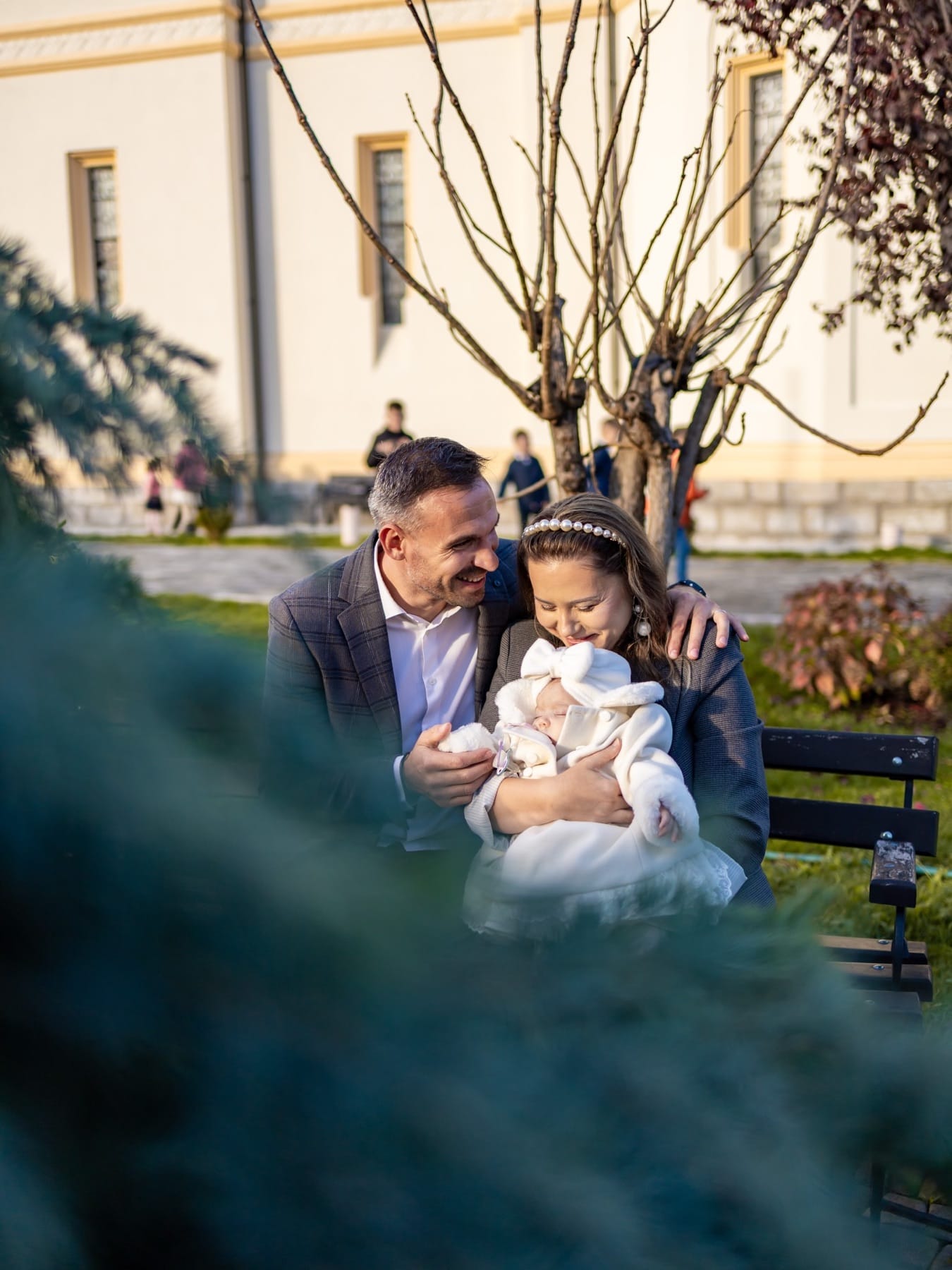 Fotograf botez Sibiu — portret de familie cu bebelușul după ceremonie