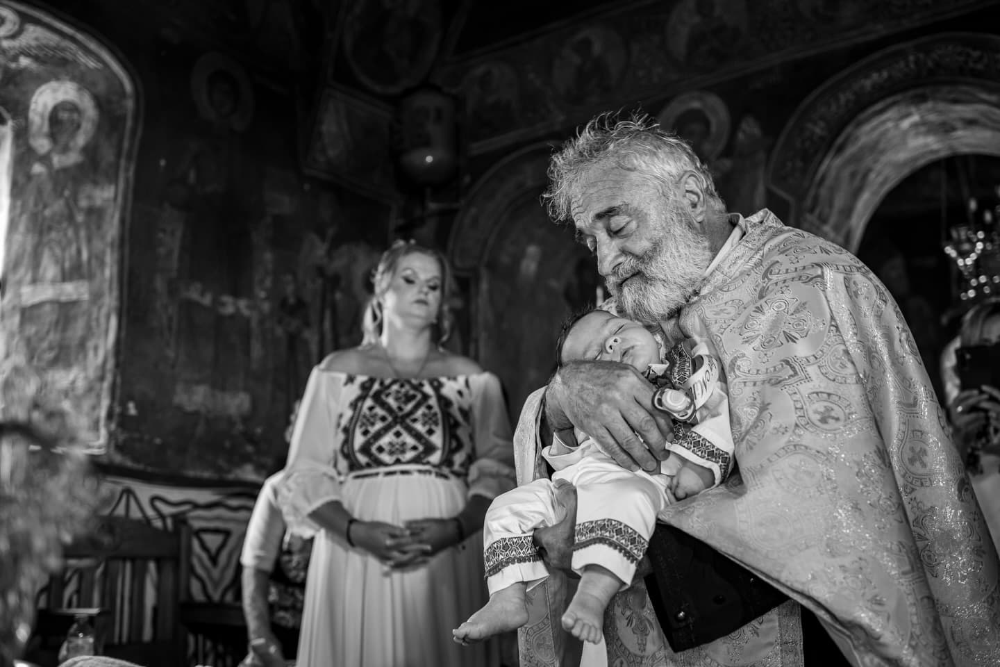 Echipă foto-video lucrând sincronizat în timpul ceremoniei unei nunți